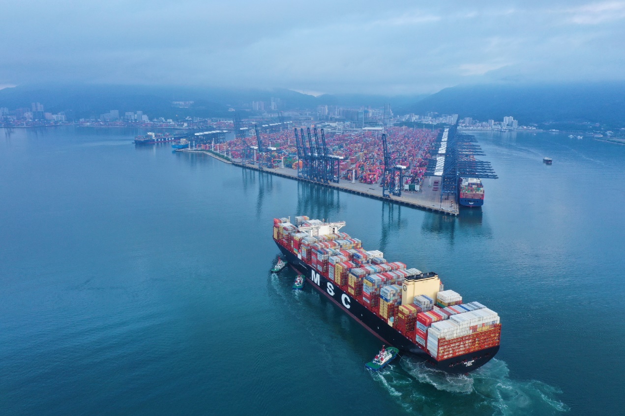 全球最大集装箱巨轮"地中海·古尔松"号首航盐田港